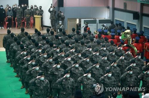 경례하는 장병들[연합뉴스 자료사진]